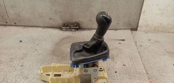 Volvo S60 Gear shifter/selector 30713356