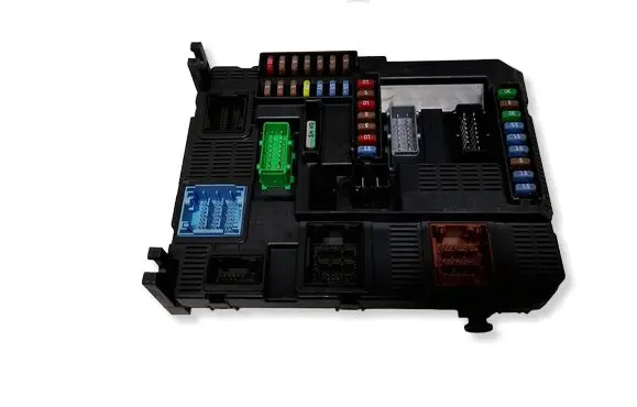 Peugeot 308 Fuse module 9807054180
