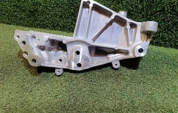 Opel Movano B Engine mounting bracket 112310605R