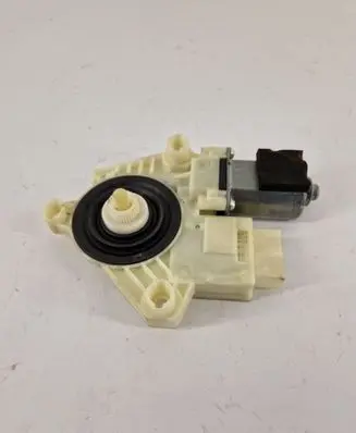 Volkswagen PASSAT B8 Rear door window regulator motor 5Q4959811E