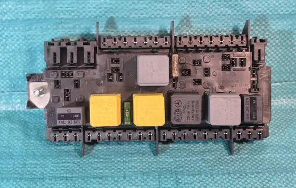 Mercedes-Benz B W246 W242 Fuse module A2469060093 YAP275671