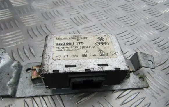 Audi A6 S6 C4 4A Alarm control unit/module 4a0951173