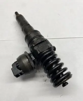 Volkswagen PASSAT B6 Fuel injector 038130073AG