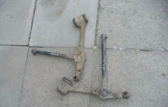 Mercedes-Benz W123 Front lower control arm/wishbone 1233305607