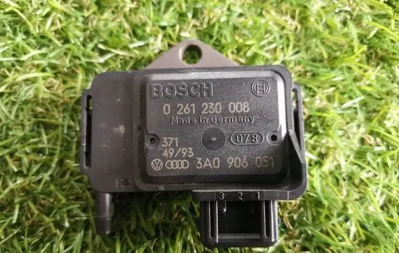 Volkswagen Golf III Air pressure sensor 3A0906051 0261230008