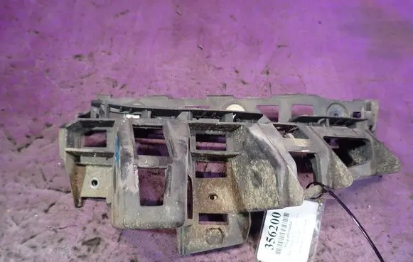 Front bumper mounting bracket
