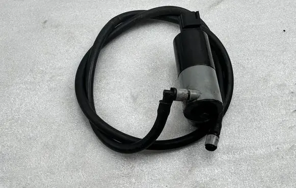 Volvo XC90 Windscreen/windshield washer pump 1019873001
