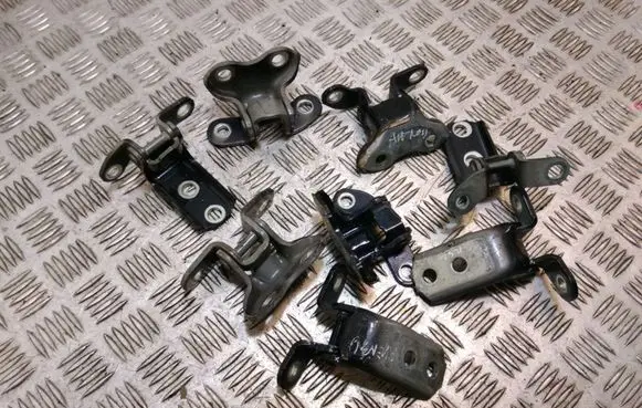 Toyota Avensis T270 Front door upper hinge