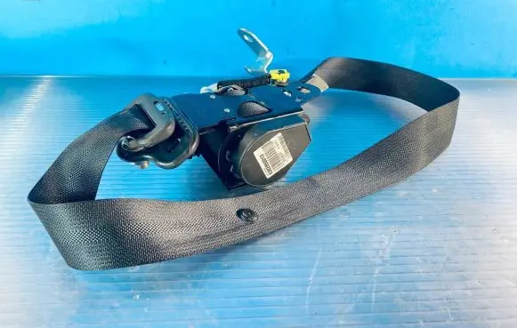 Nissan Leaf I (ZE0) Front seatbelt 638265001D 080X090RH