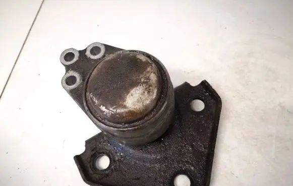 Engine mount bracket