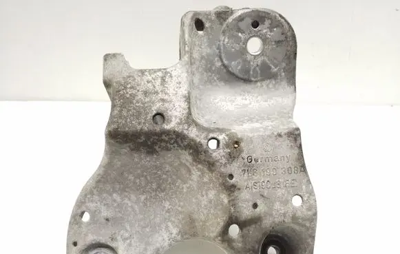 Volkswagen Touareg I Engine mounting bracket 7L6199308A