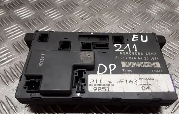 Mercedes-Benz E W211 Door control unit/module 2118200426 21136117