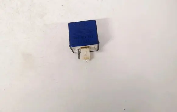 Volkswagen PASSAT B5 Other relay 8a0951253 899587