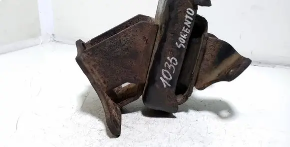 KIA Sorento Engine mount bracket