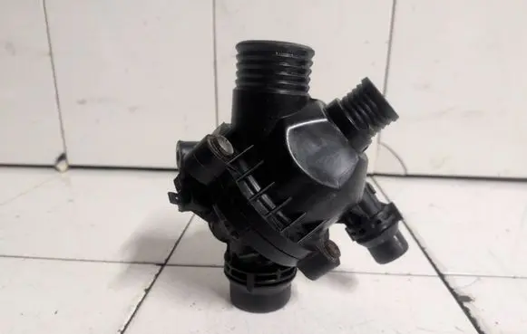 BMW 5 E60 E61 Thermostat housing 