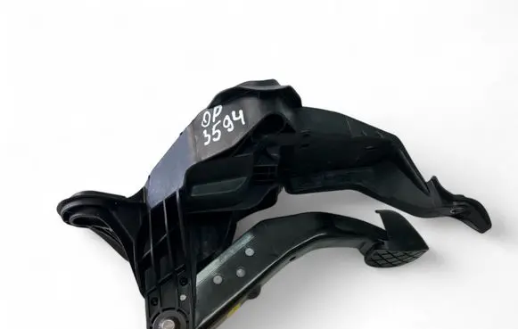 Accelerator throttle pedal