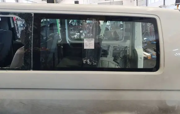 Volkswagen Transporter - Caravelle T5 Side middle window/glass 