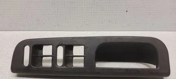 Volkswagen PASSAT B5 Front door window switch trim 3B2867172E