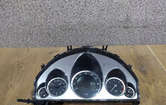 Peugeot 207 Speedometer (instrument cluster)
