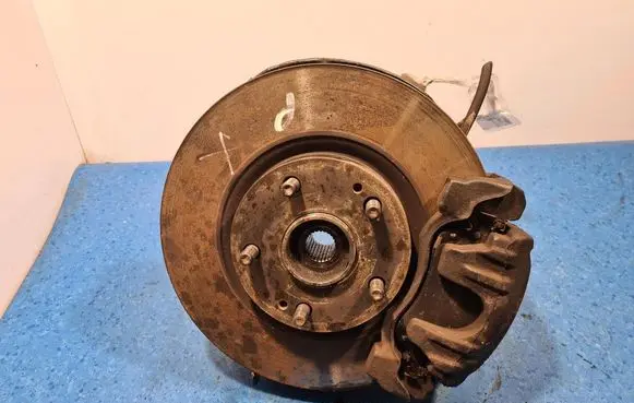 Toyota Corolla Verso E121 Front wheel hub spindle knuckle