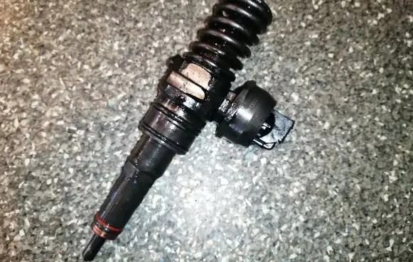 Volkswagen Caddy Fuel injector 038130073BR