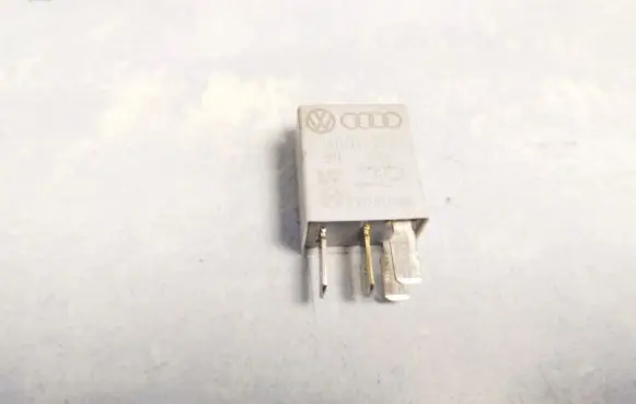 Volkswagen PASSAT B6 Other relay 1K0951253 0332011100