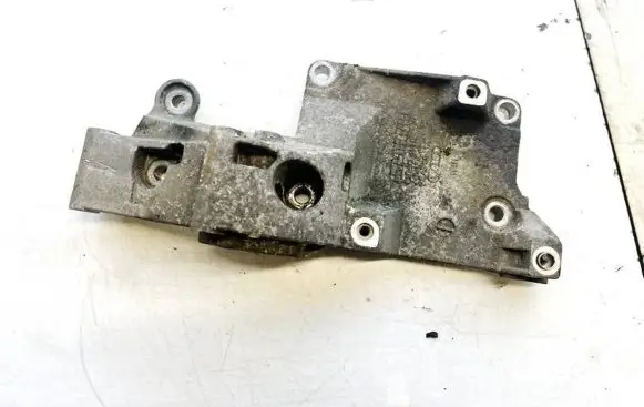 Engine mounting bracket