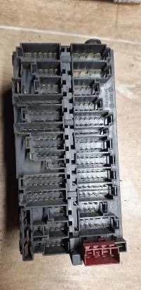 Volkswagen PASSAT B5 Fuse box set 357937039