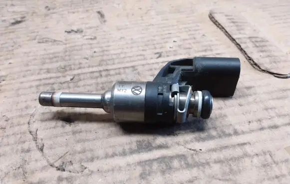 Volkswagen Golf VI Fuel injector 03C906036F