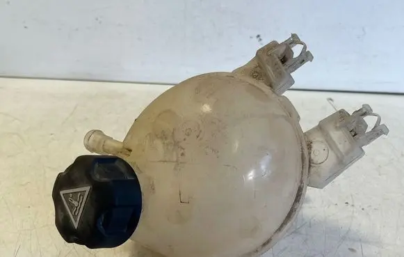 Opel Vivaro Coolant expansion tank/reservoir 9821049380