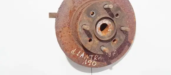 Hyundai Lantra II Front wheel hub