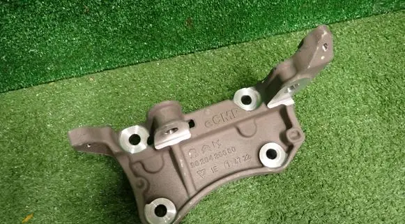 Citroen C3 Engine mounting bracket 9826426680