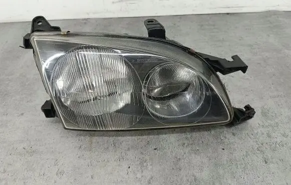 Toyota Avensis T220 Headlight/headlamp 