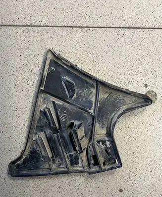 Rear bumper mounting bracket