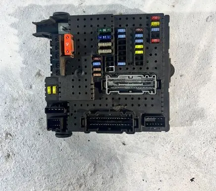 Volvo V70 Fuse module 8676391