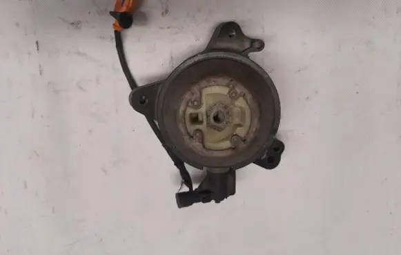 Engine mount vacuum valve