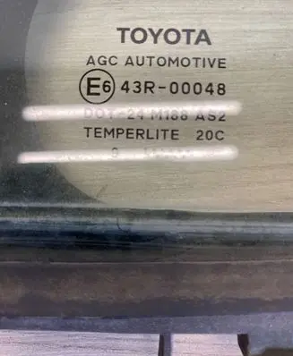 Toyota Avensis T270 Rear vent window glass 6818805070
