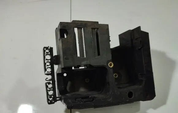 Volkswagen Golf V Fuse box cover 