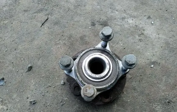 Volvo V70 Front wheel bearing hub 