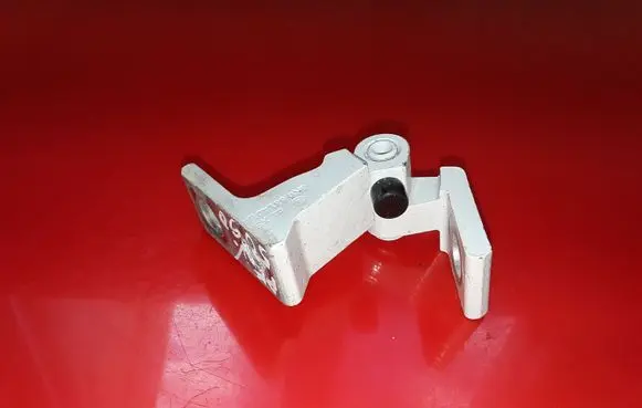 Skoda Yeti (5L) Front door upper hinge 8K0831401A