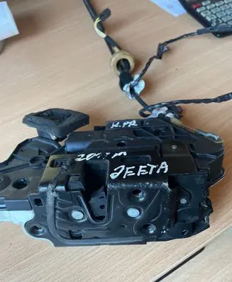 Volkswagen Jetta VI Front door lock