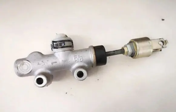 Toyota Avensis Verso Clutch master cylinder
