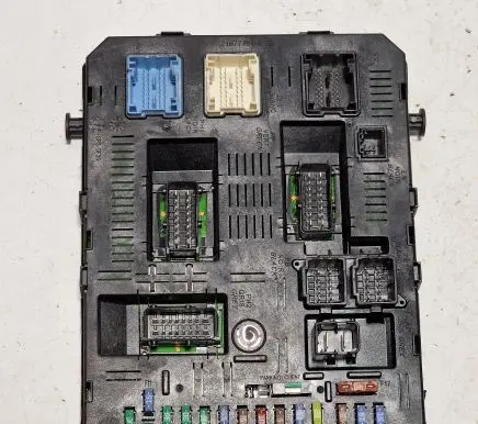 Peugeot 307 Relay mounting block 9660105780 BSI2004H03 01070605