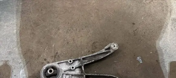 Volvo S70 V70 V70 XC Engine mount bracket 9438250