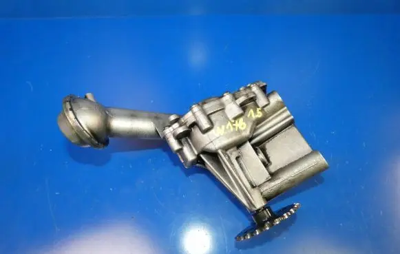 Mercedes-Benz A W176 Oil pump 15008247R