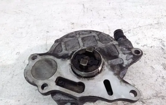 Volkswagen PASSAT B7 Vacuum pump 03L145100F