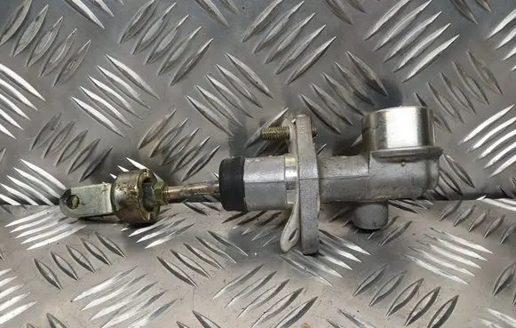 Suzuki Grand Vitara I Clutch master cylinder 4S18 NISIN