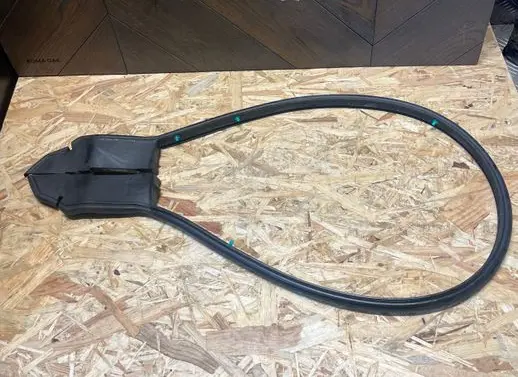 Mazda 2 Rubber seal front coupe door window 