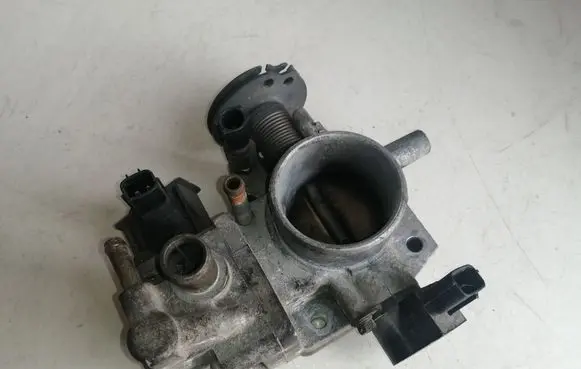 Mazda 323 F Throttle valve