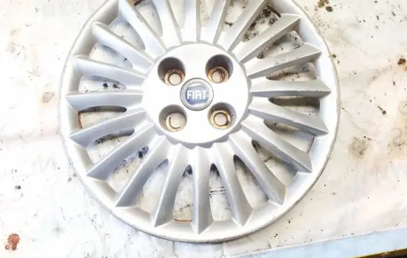 Fiat Punto (188) R14 wheel hub/cap/trim b632